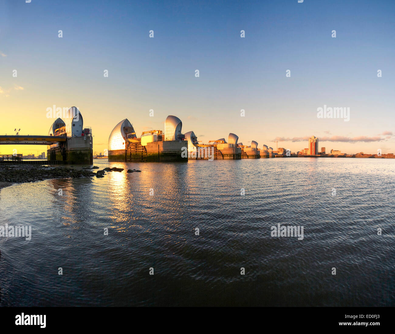 Regno Unito, Inghilterra, Londra, Thames Barrier towers al tramonto Foto Stock