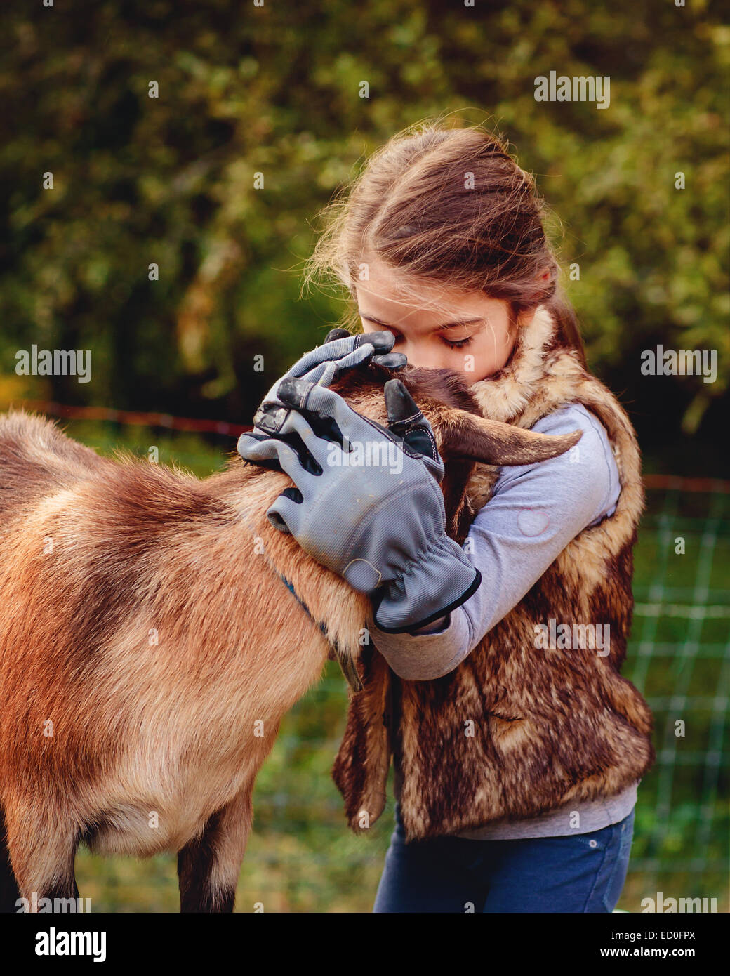 Ragazza baciare una capra Foto Stock