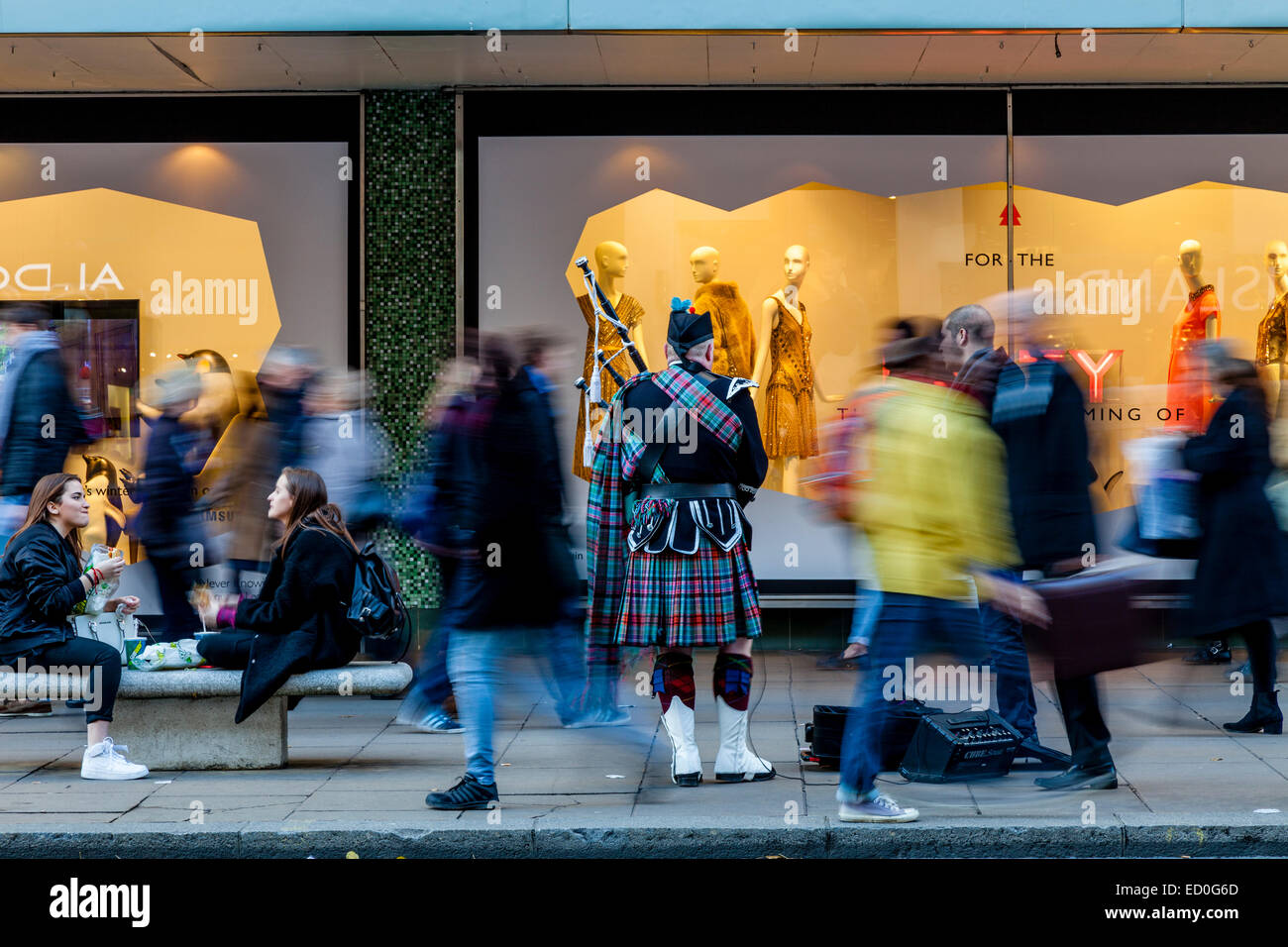 Oxford Street a tempo di Natale a Londra, Inghilterra Foto Stock