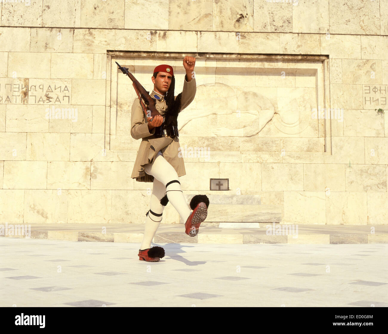 Cambio della guardia presso la tomba del Milite Ignoto, Piazza Syntagma, Atene, il centro di Atene, regione Attica, Grecia Foto Stock