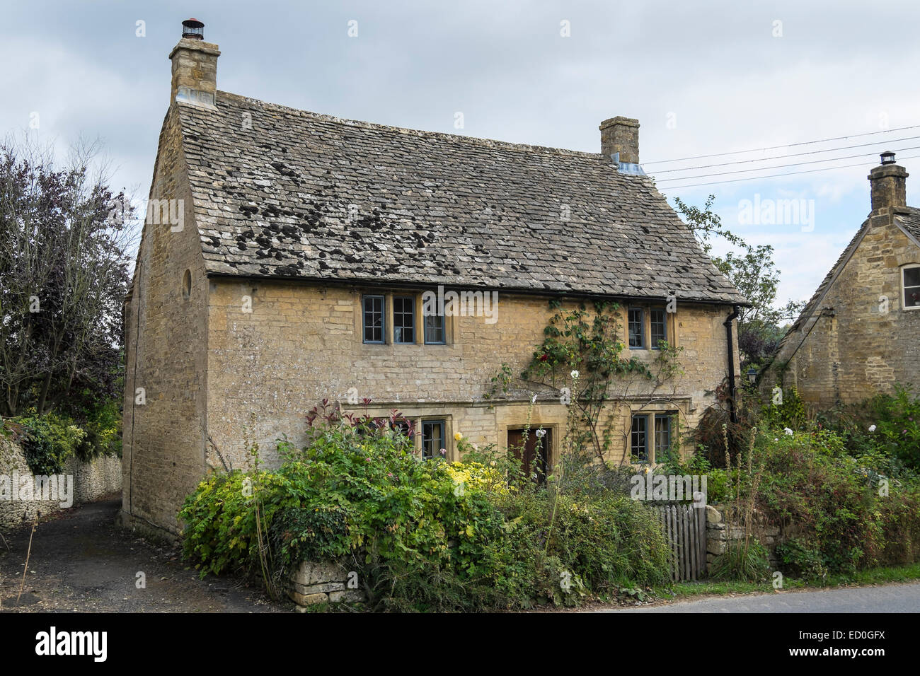 Vecchio cottage in pietra villaggio rurale Guiting Power Cotswolds Gloucestershire in Inghilterra Foto Stock