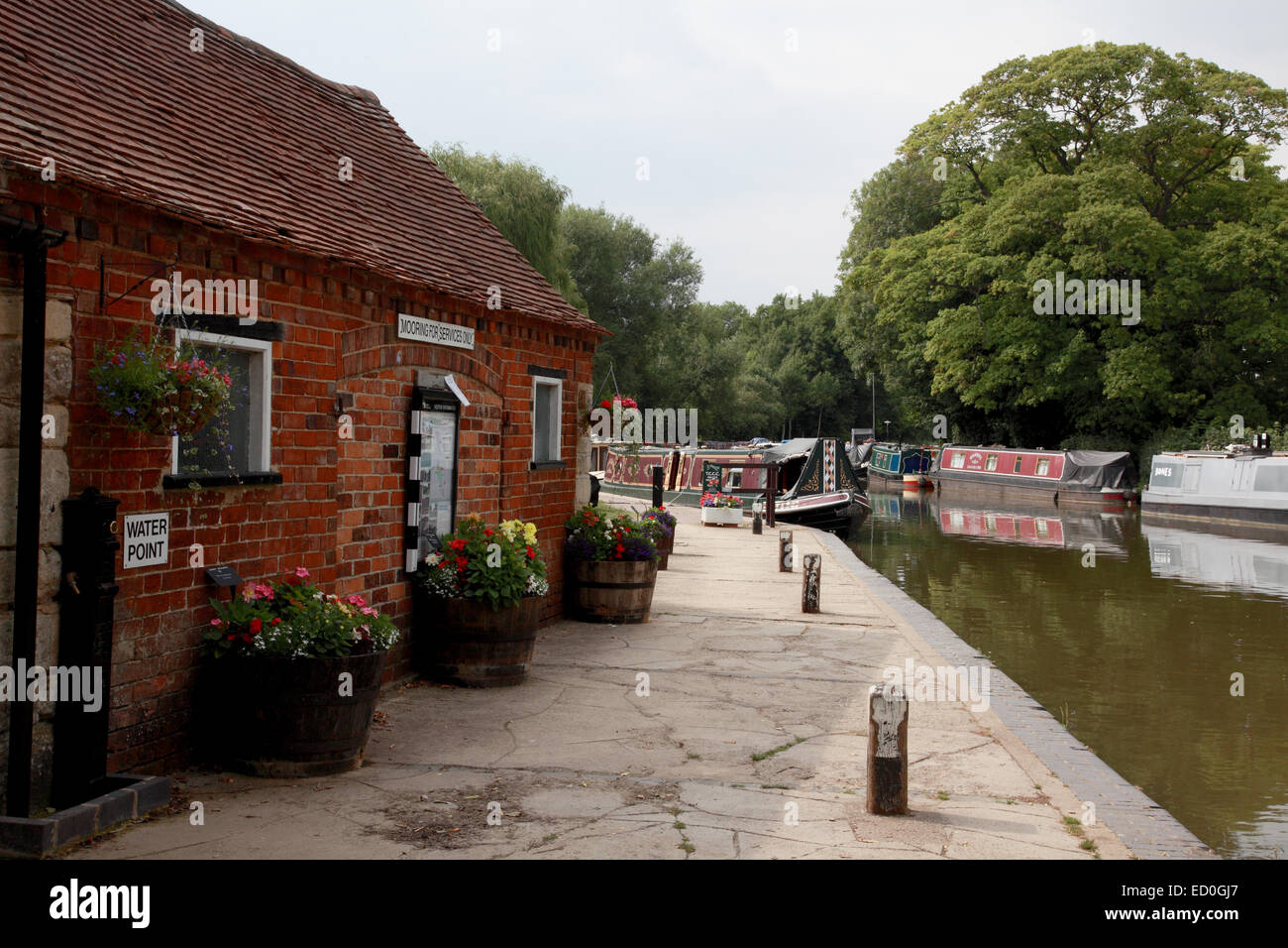 Posti barca e servizi per l'narrowboats sulla Oxford Canal a Thrupp. Foto Stock