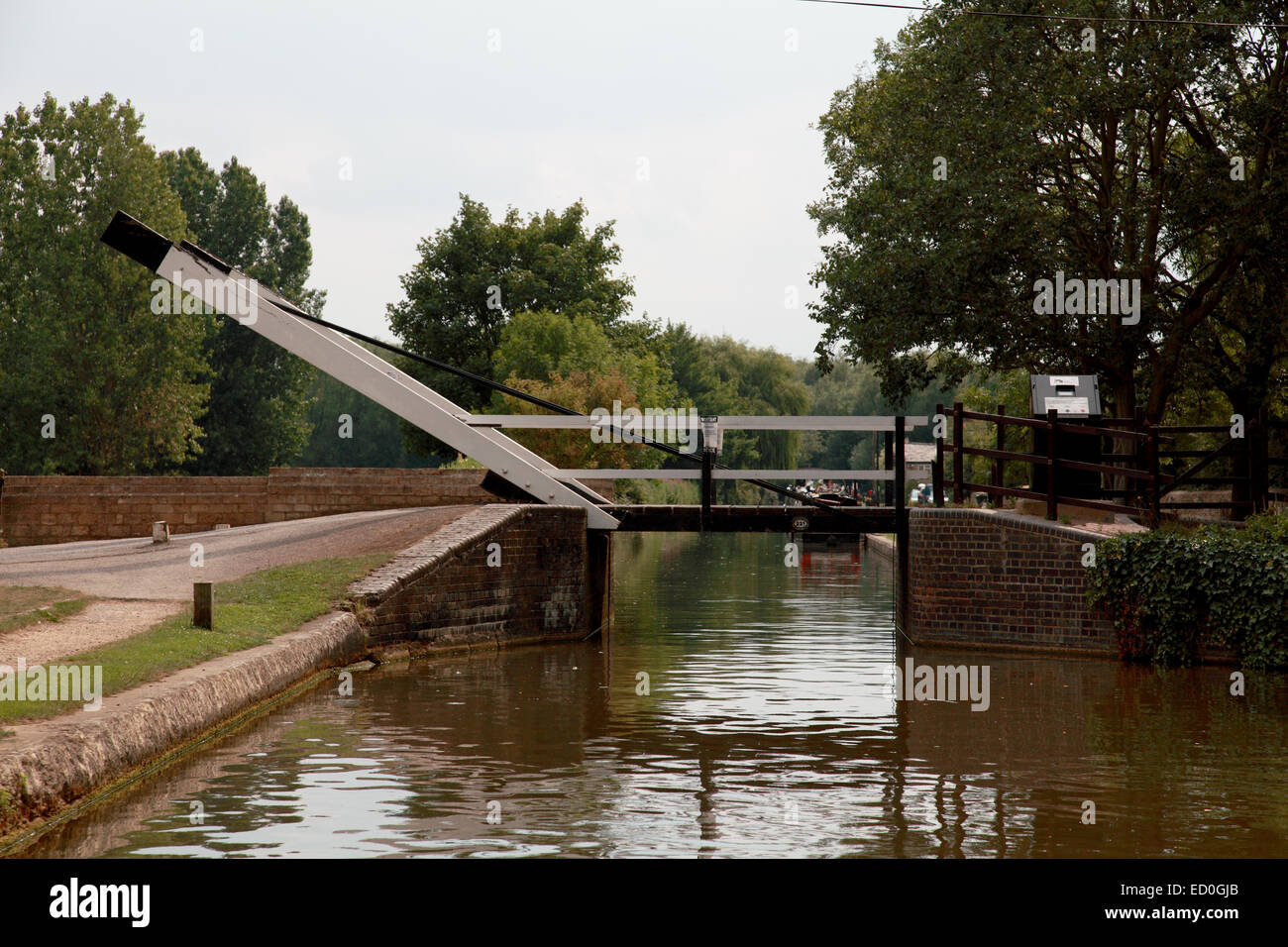 Azionato elettricamente Aubreys ponte di sollevamento a Thrupp sul canale di Oxford Foto Stock