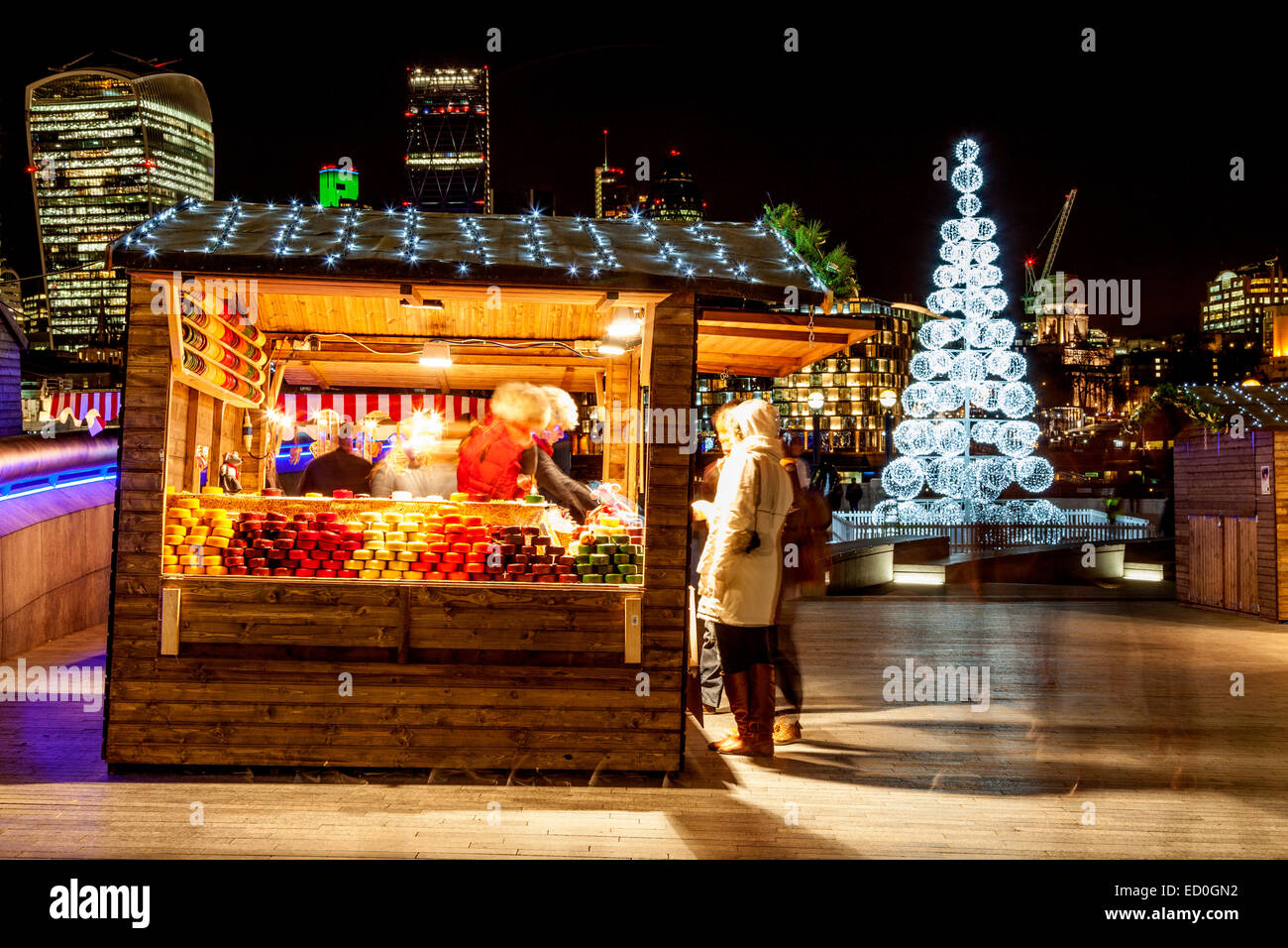 Un formaggio stallo a più Londra Mercatino di Natale a Londra, Inghilterra Foto Stock