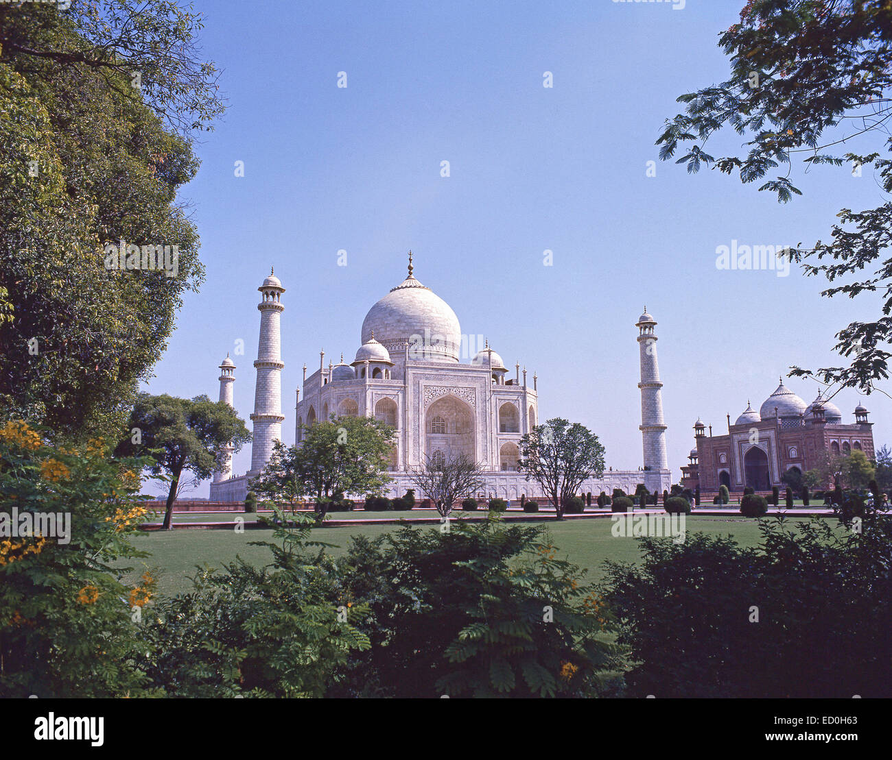 Il Taj Mahal da Charbagh giardini, Agra, Uttar Pradesh, la Repubblica dell' India Foto Stock