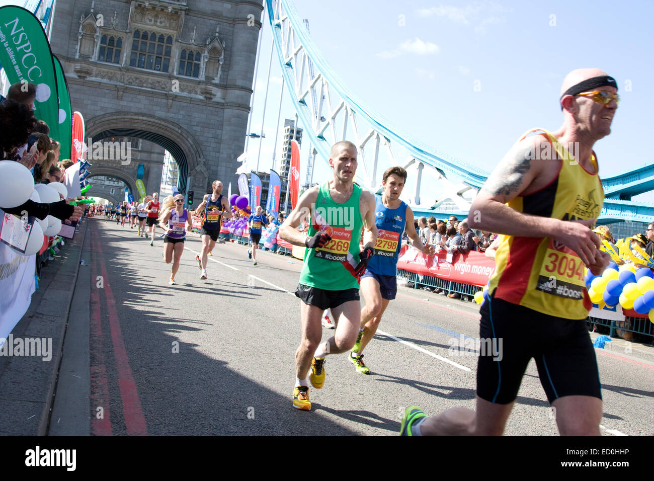 Londra - 13 aprile: Uomini non identificati correre la maratona di Londra il 13 aprile 2014 a Londra, Inghilterra, Regno Unito. La maratona è un annuale Foto Stock