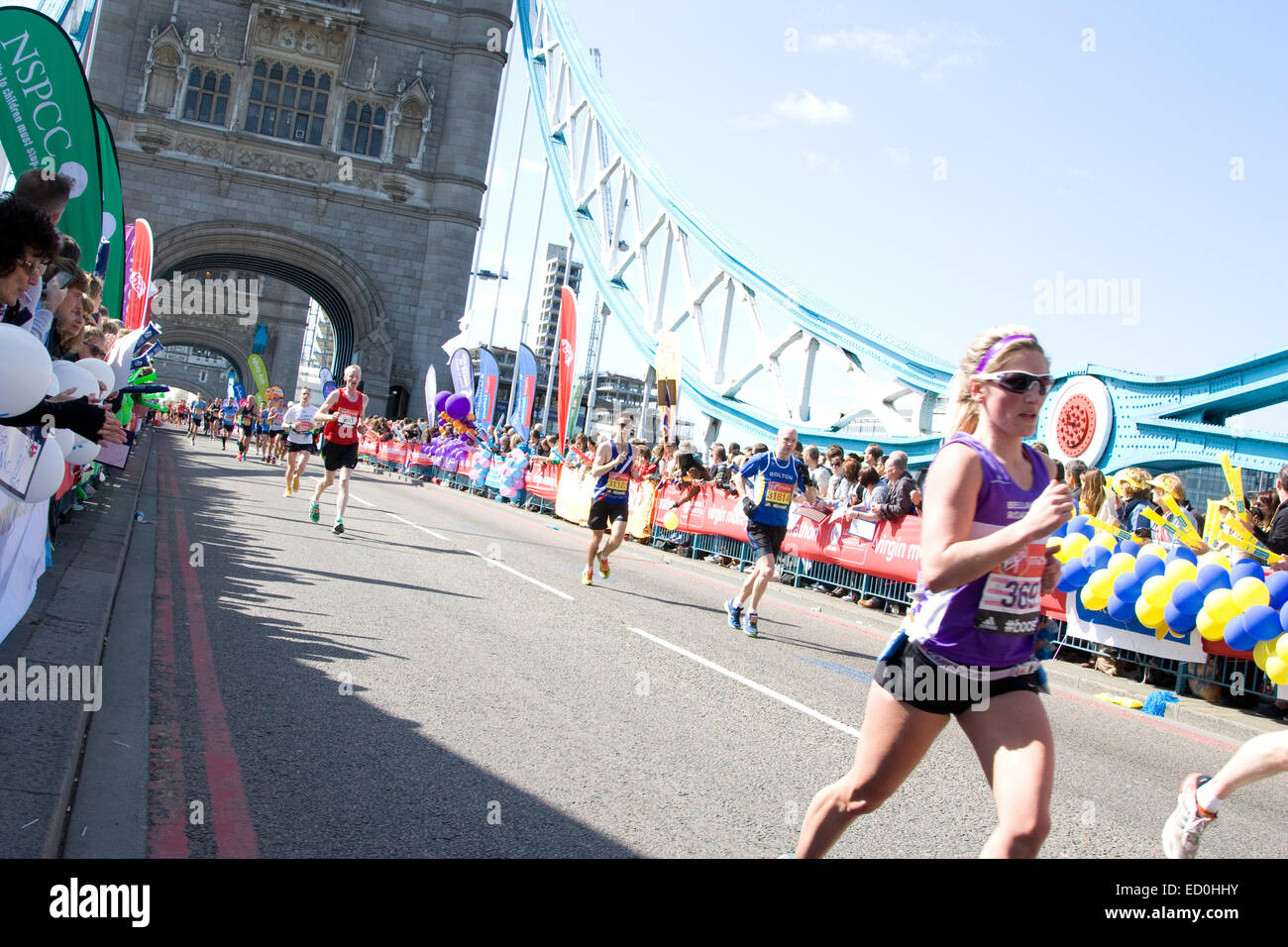 Londra - 13 aprile: Uomini non identificati correre la maratona di Londra il 13 aprile 2014 a Londra, Inghilterra, Regno Unito. La maratona è un annuale Foto Stock