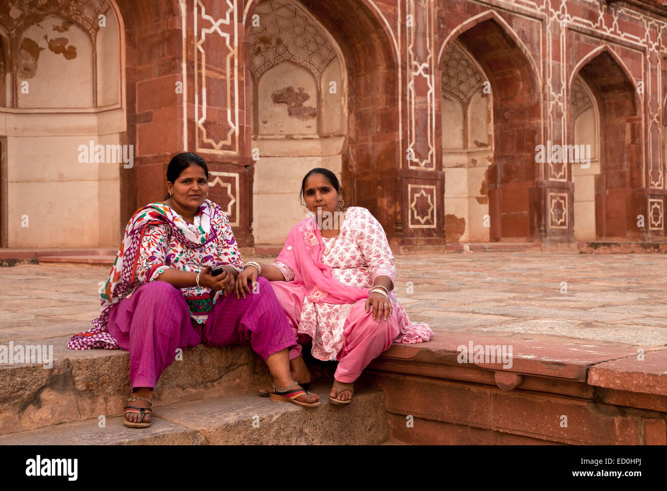 Indian donna seduta all'ingresso per la tomba di Humayun, patrimonio mondiale dell UNESCO a Delhi, India, Asia Foto Stock