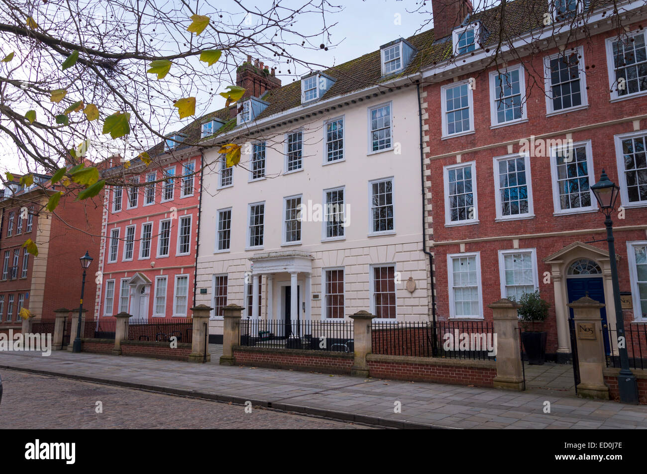 Casa in Queen Square Bristol Inghilterra (centro di frame) che è il sito del primo consolato americano in Gran Bretagna 1792 Foto Stock