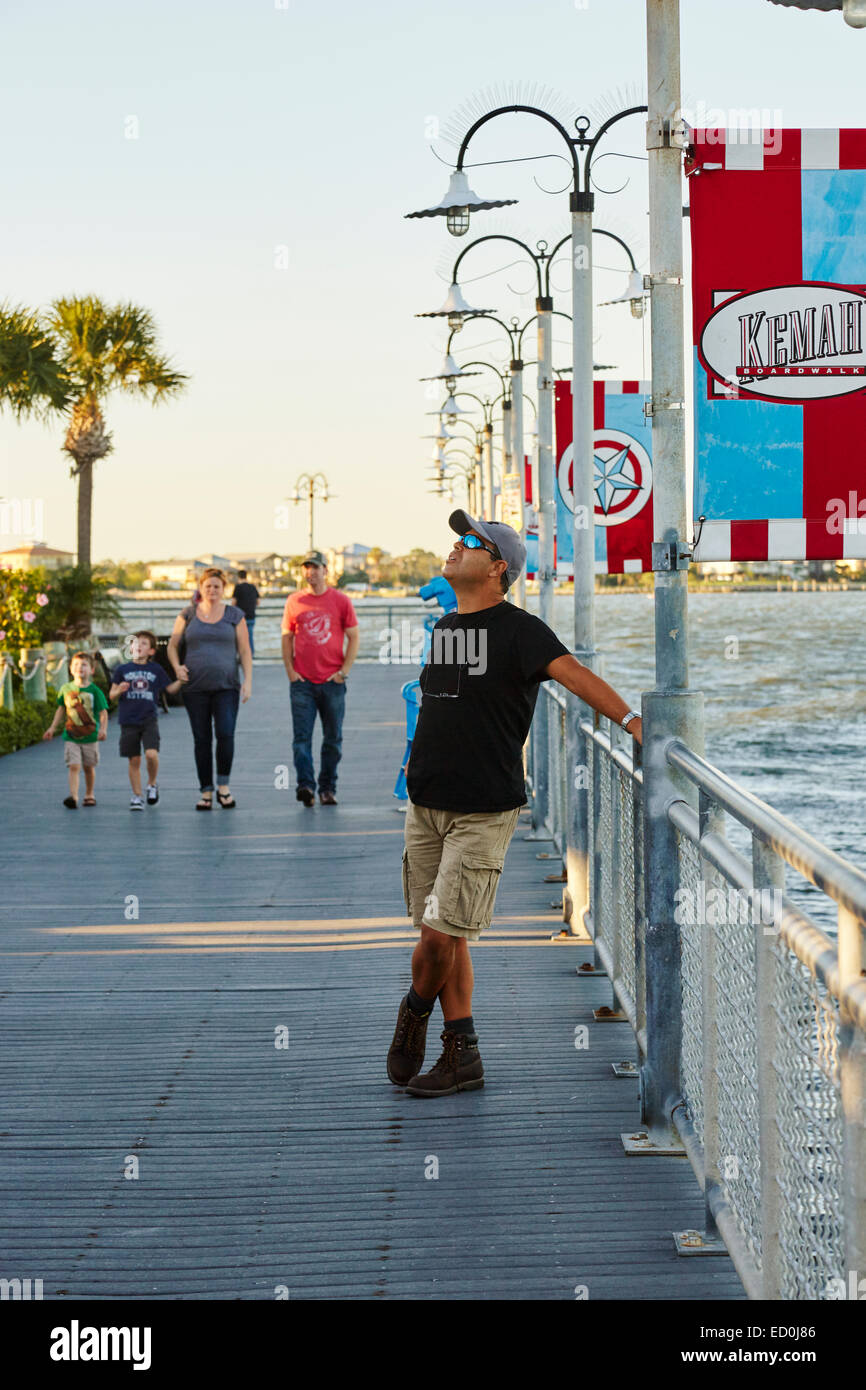 Per coloro che godono di una passeggiata lungo la Kemah Boardwalk, Houston, Texas, Stati Uniti d'America Foto Stock