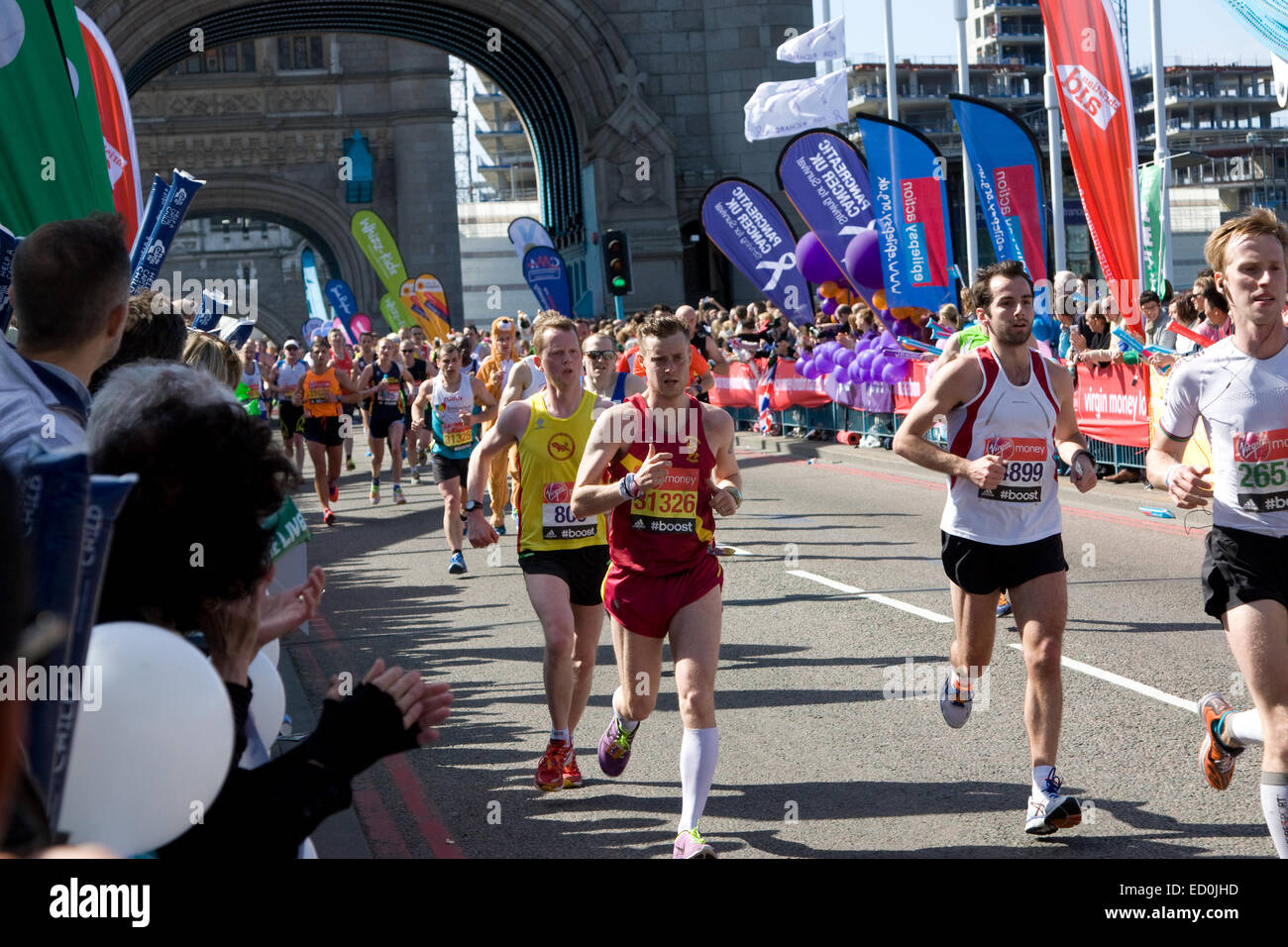 Londra - 13 aprile: Uomini non identificati correre la maratona di Londra il 13 aprile 2014 a Londra, Inghilterra, Regno Unito. La maratona è un annuale Foto Stock