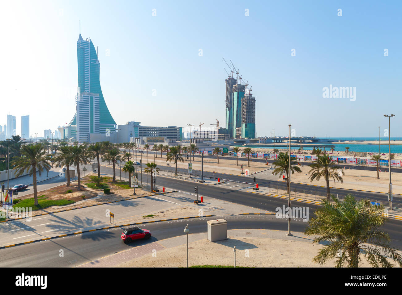 Manama, Bahrain - 21 Novembre 2014: grattacieli torri sono in costruzione nella città di Manama, la capitale del Bahrain. Medio Oriente Foto Stock