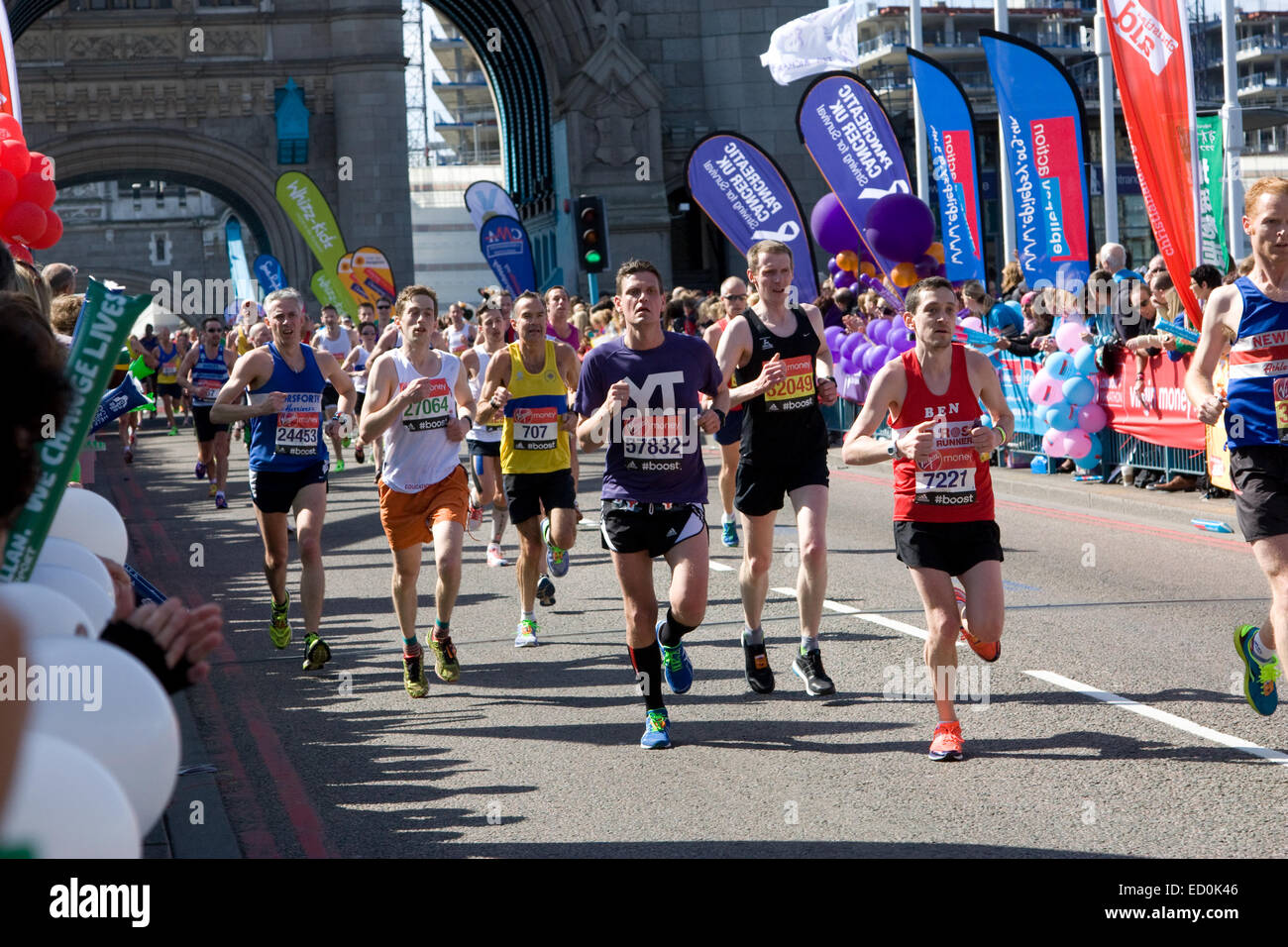 Londra - 13 aprile: Uomini non identificati correre la maratona di Londra il 13 aprile 2014 a Londra, Inghilterra, Regno Unito. La maratona è un annuale Foto Stock