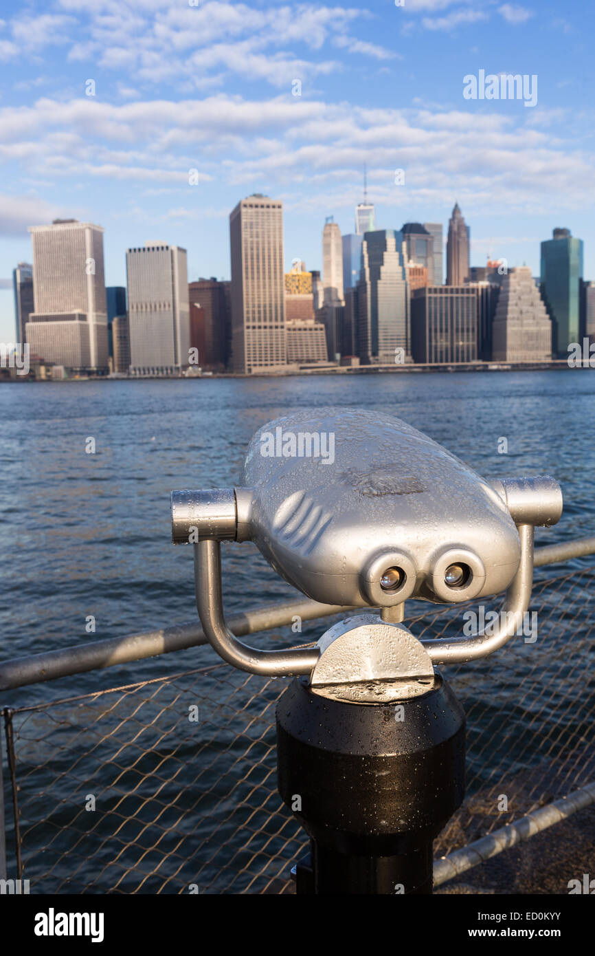 Inferiore dello skyline di Manhattan vista dal Ponte di Brooklyn Park attraverso la East River con una gita macchina binoculare Dicembre 17, 2014 a Brooklyn, New York. Foto Stock