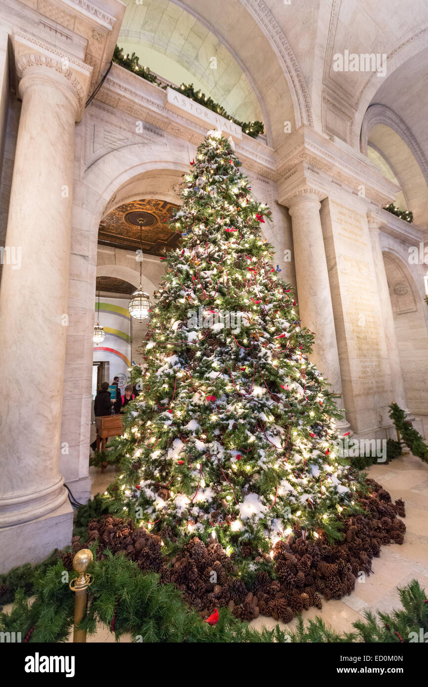 Albero di natale e decorazioni di vacanza nell'Astor Hall della biblioteca pubblica 16 dicembre 2014 nella città di New York, NY. Foto Stock