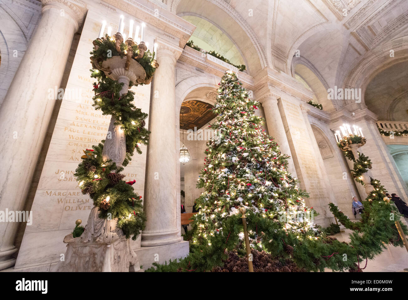 Albero di natale e decorazioni di vacanza nell'Astor Hall della biblioteca pubblica 16 dicembre 2014 nella città di New York, NY. Foto Stock