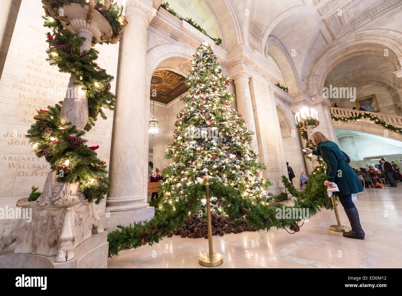 Albero di natale e decorazioni di vacanza nell'Astor Hall della biblioteca pubblica 16 dicembre 2014 nella città di New York, NY. Foto Stock