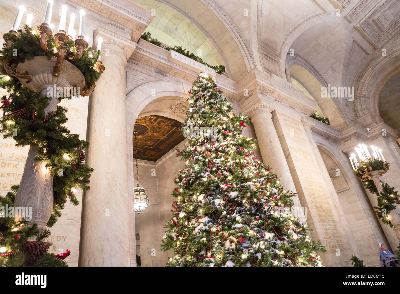 Albero di natale e decorazioni di vacanza nell'Astor Hall della biblioteca pubblica 16 dicembre 2014 nella città di New York, NY. Foto Stock