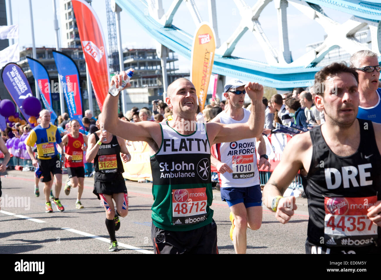 Londra - 13 aprile: Uomini non identificati correre la maratona di Londra il 13 aprile 2014 a Londra, Inghilterra, Regno Unito. La maratona è un annuale Foto Stock