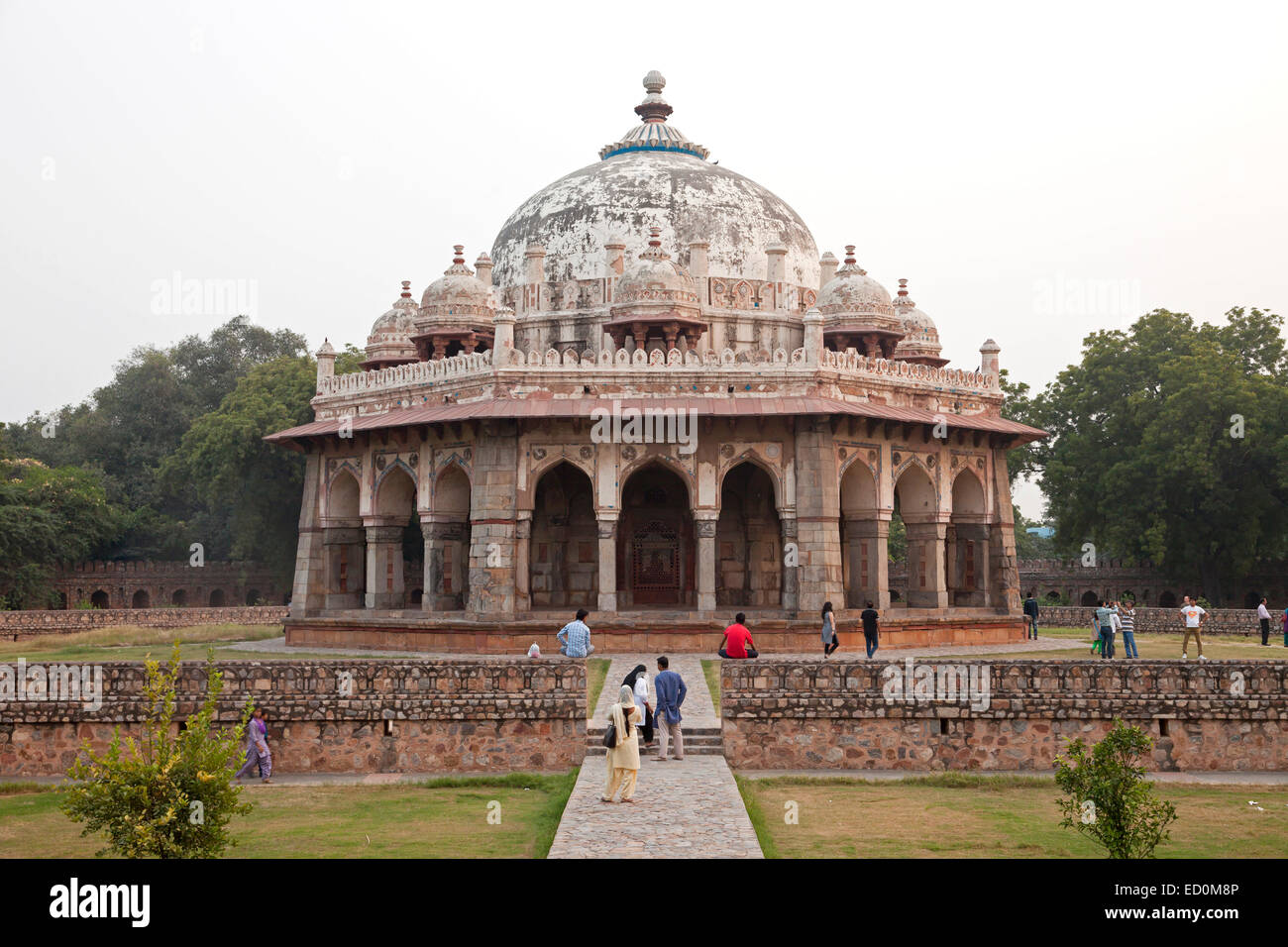 Tomba e moschea di Isa Khan vicino la tomba di Humayun, patrimonio mondiale dell UNESCO a Delhi, India, Asia Foto Stock