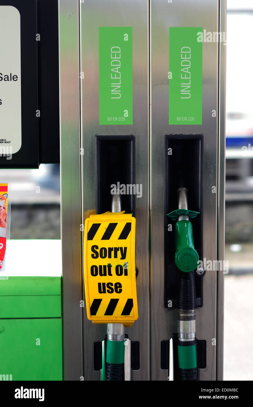 Bakewell,Derbyshire,UK .23 dicembre 2014 . Il Co-Operative stazione di carburante nel Derbyshire città mercato di Bakewell nel Peak District è detto di avere il più basso senza piombo e il diesel e il piazzale antistante i prezzi nel Regno Unito . Credito: IFIMAGE/Alamy Live News Foto Stock