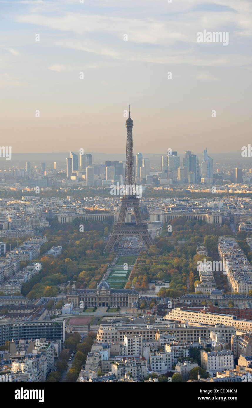 La Torre Eiffel e il centro di Parigi al tramonto, visto dalla torre di Montparnasse Foto Stock