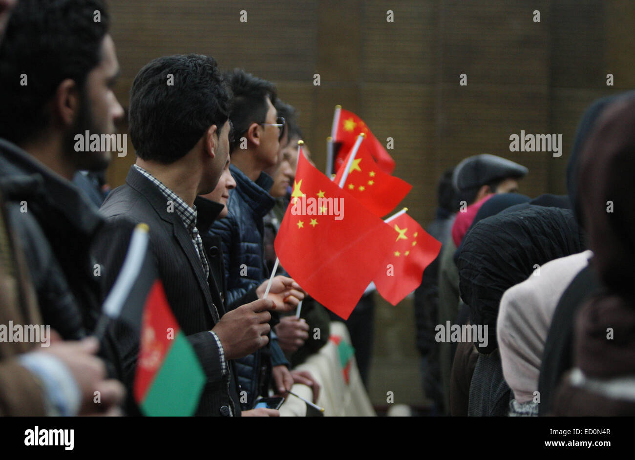 A Kabul, Afghanistan. 23 dic 2014. Afghan università studenti frequentano la consegna la cerimonia della Cina-progetto di aiuto all'Università di Kabul a Kabul, Afghanistan, Dic 23, 2014. Ambasciatore cinese in Afghanistan Deng Xijun detto Martedì la Cina dovrebbe continuare a sostenere la post-guerra in paese. © Ahmad Massoud/Xinhua/Alamy Live News Foto Stock