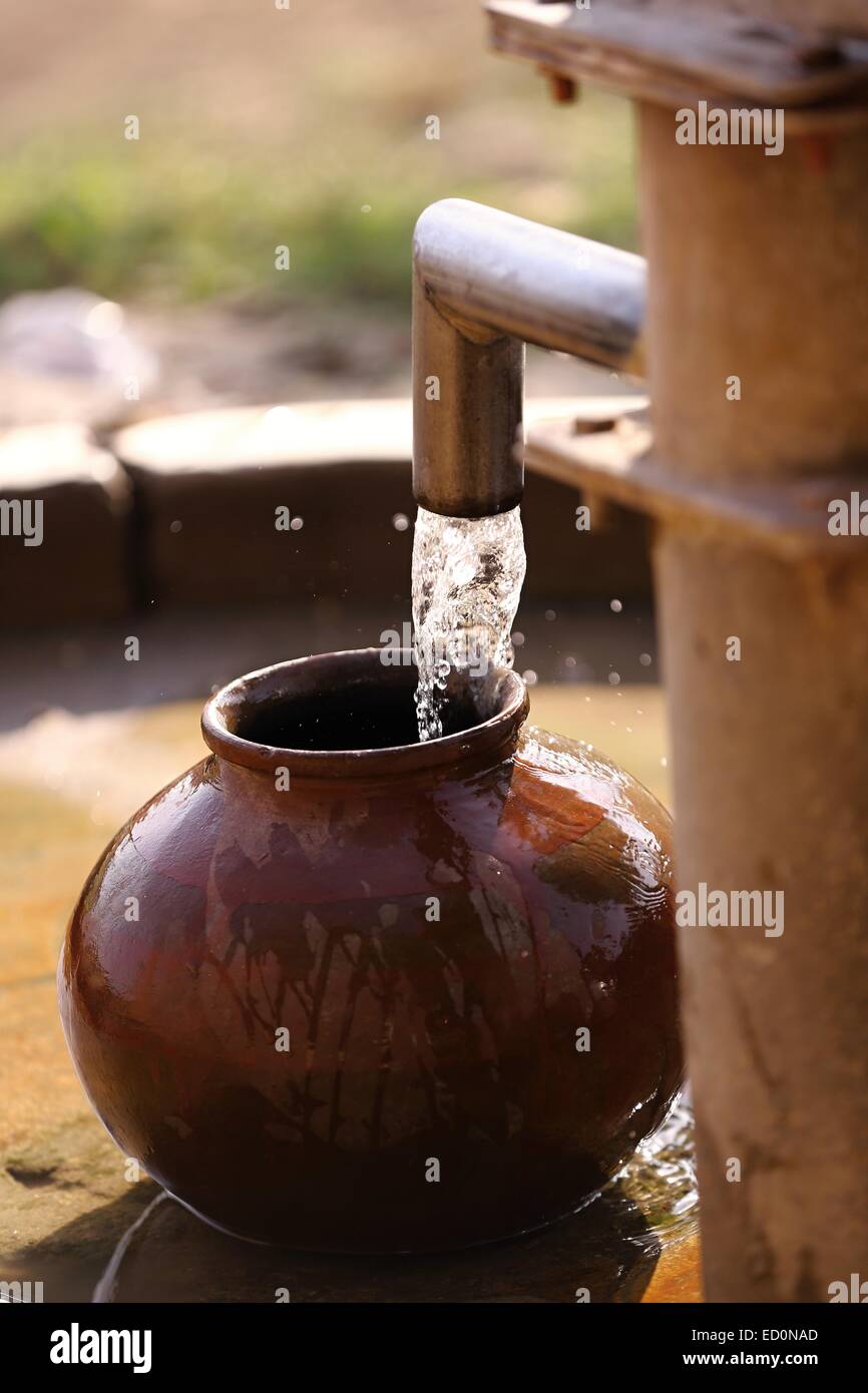 Pentola di acqua stata riempita al pozzo India Foto Stock