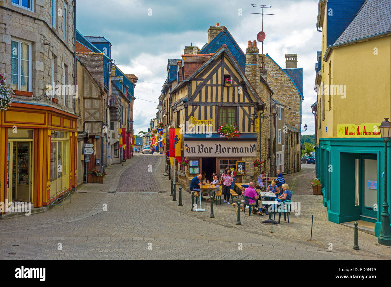 Strade strette con mezza-edificio con travi di legno e outdoor street cafe, Domfront, Normandia Francia Foto Stock
