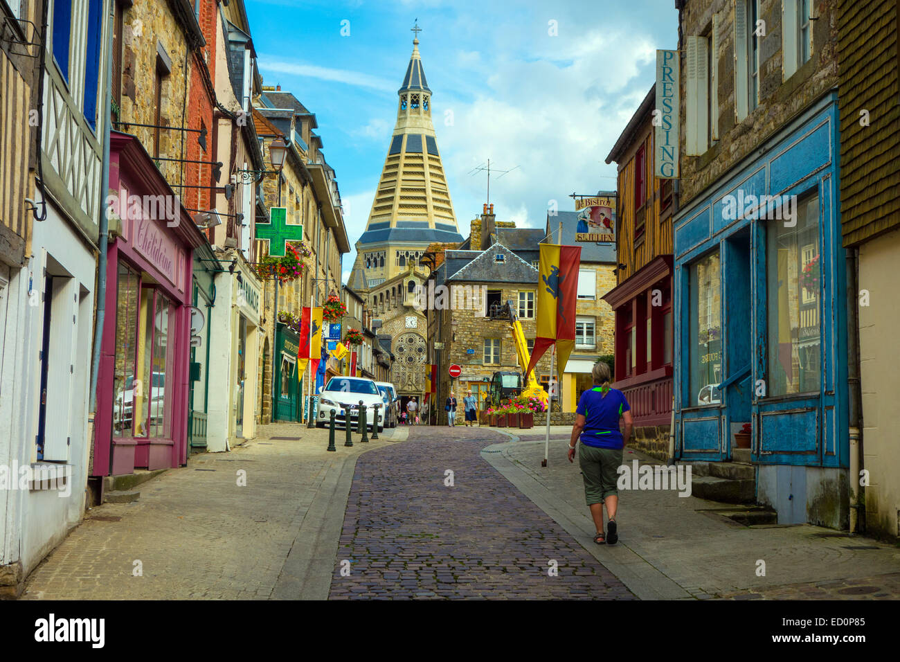 Strada stretta con chiesa conica tower, Domfront, Normandia Francia Foto Stock