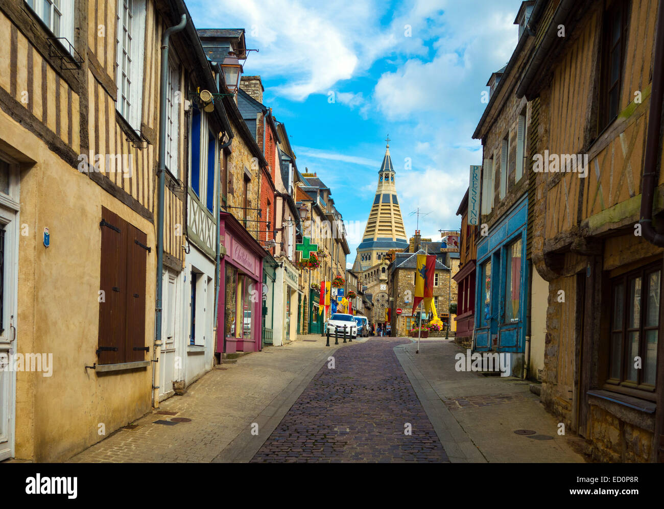 Strada stretta con chiesa conica tower, Domfront, Normandia Francia Foto Stock