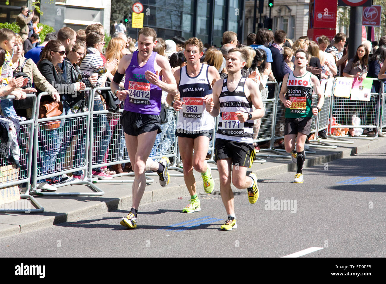 Londra - 13 aprile: Uomini non identificati correre la maratona di Londra il 13 aprile 2014 a Londra, Inghilterra, Regno Unito. La maratona è un annuale Foto Stock