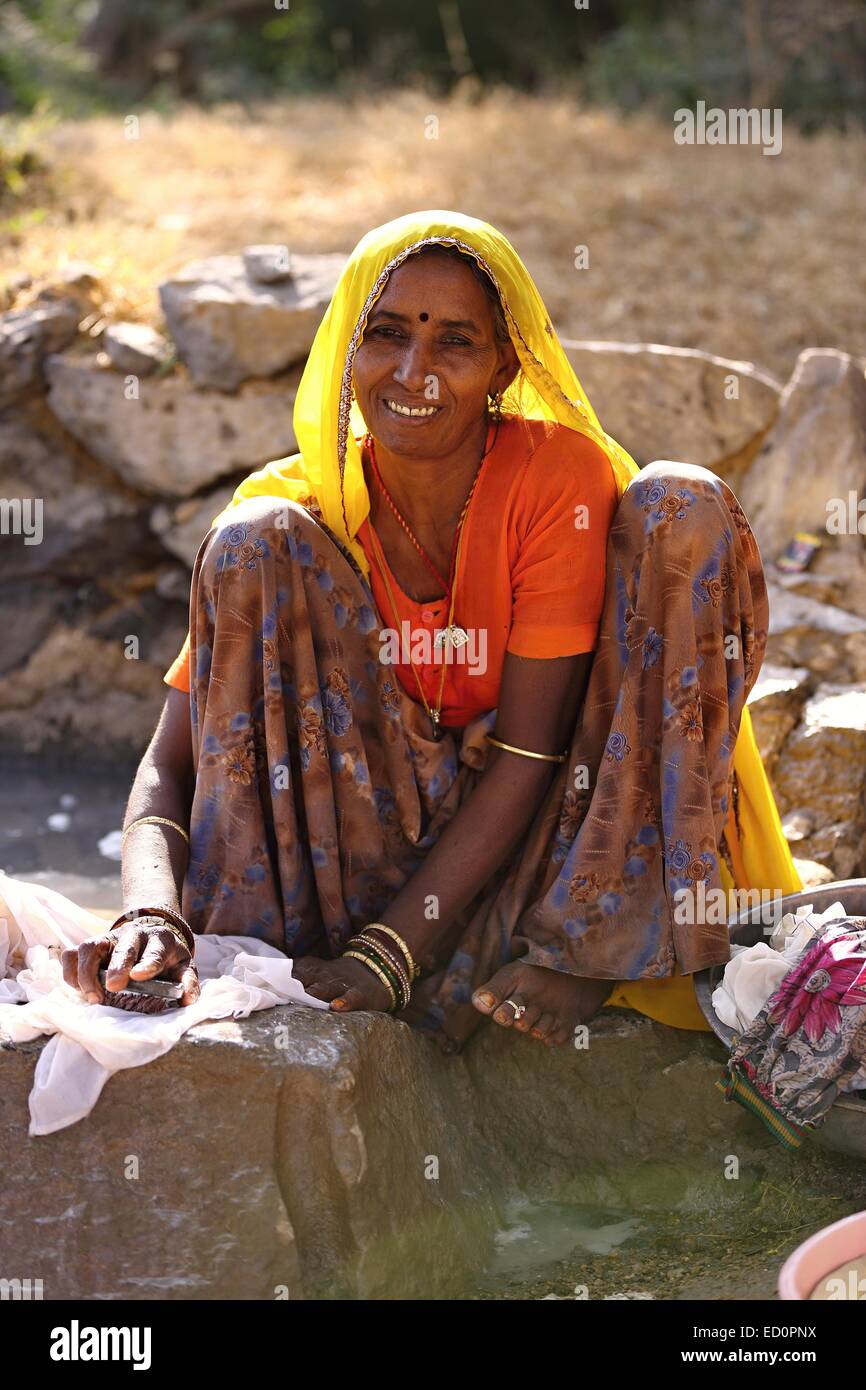 Donna indiana il lavaggio di vestiti India Foto Stock