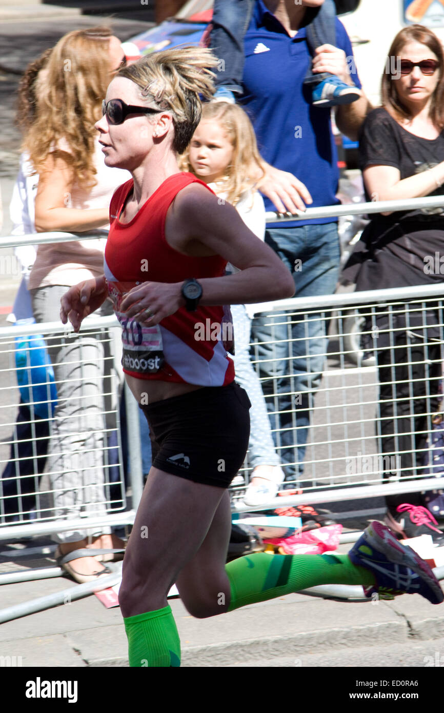 Londra - 13 aprile: Uomini non identificati correre la maratona di Londra il 13 aprile 2014 a Londra, Inghilterra, Regno Unito. La maratona è un annuale Foto Stock