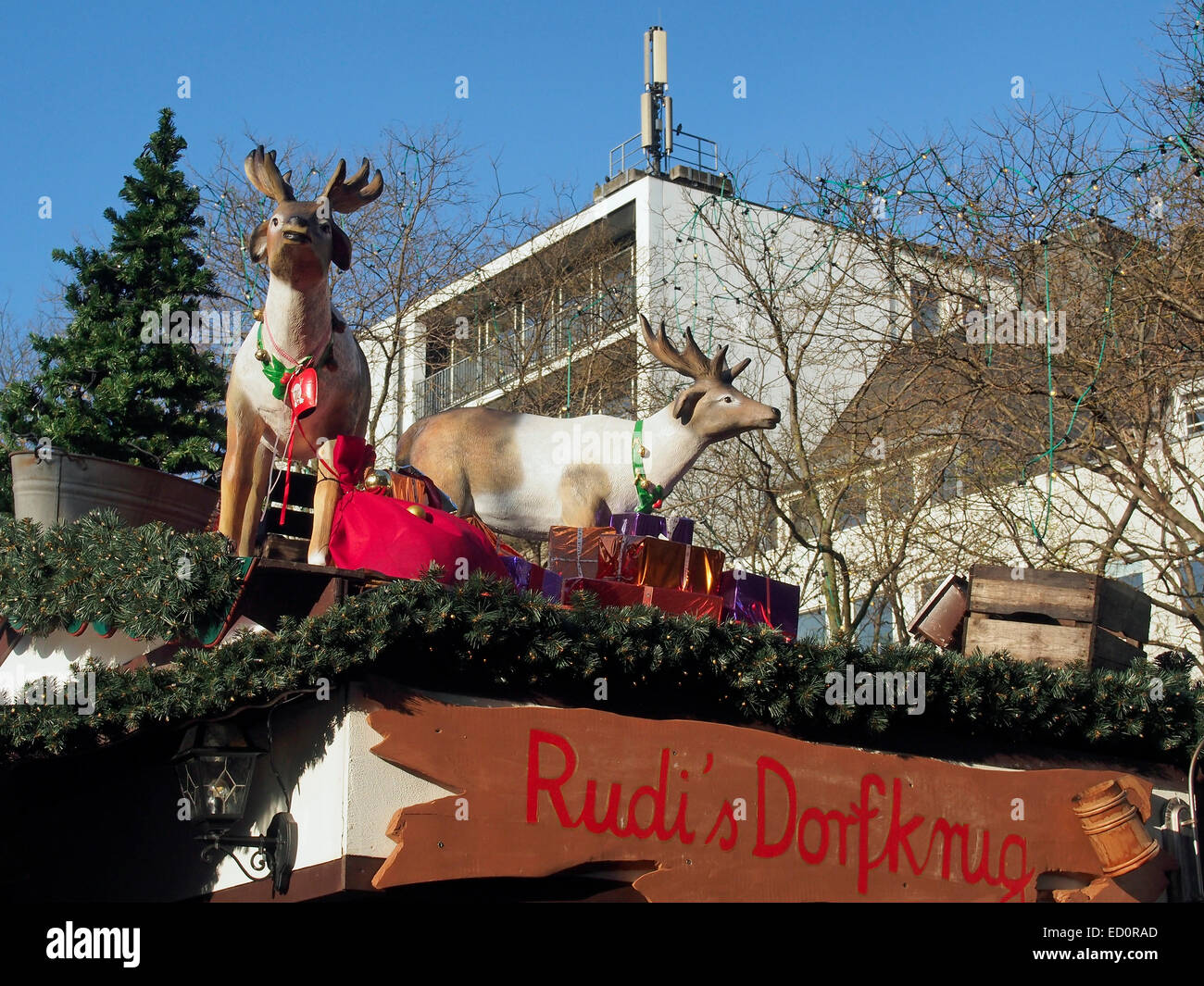 La renna e i doni sono pronti nel mercato di Natale (Weihnachtsmarkt) in Rudolfplatz, Colonia, Germania, Dicembre 2014 Foto Stock