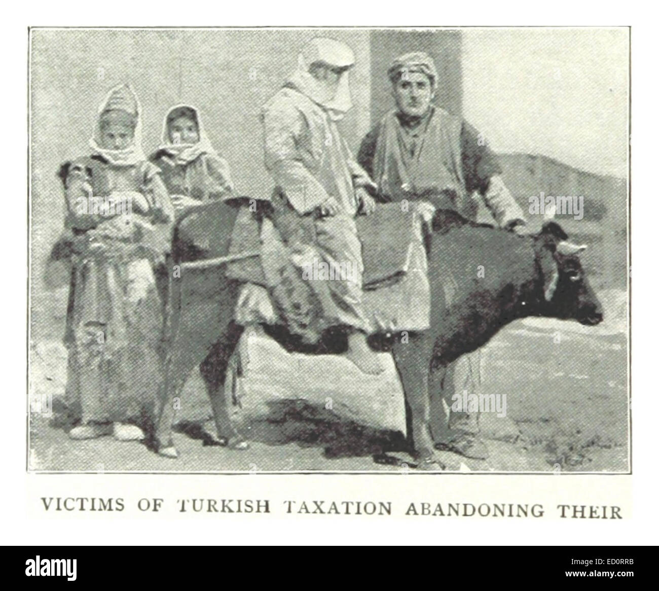 Un'illustrazione del 1895 raffigurante le vittime della tassazione turca che abbandonano le loro case. Questa scena riflette le difficoltà incontrate dalle popolazioni locali sotto le politiche fiscali dell'Impero ottomano, illustrando il loro sfollamento e la sofferenza. Foto Stock