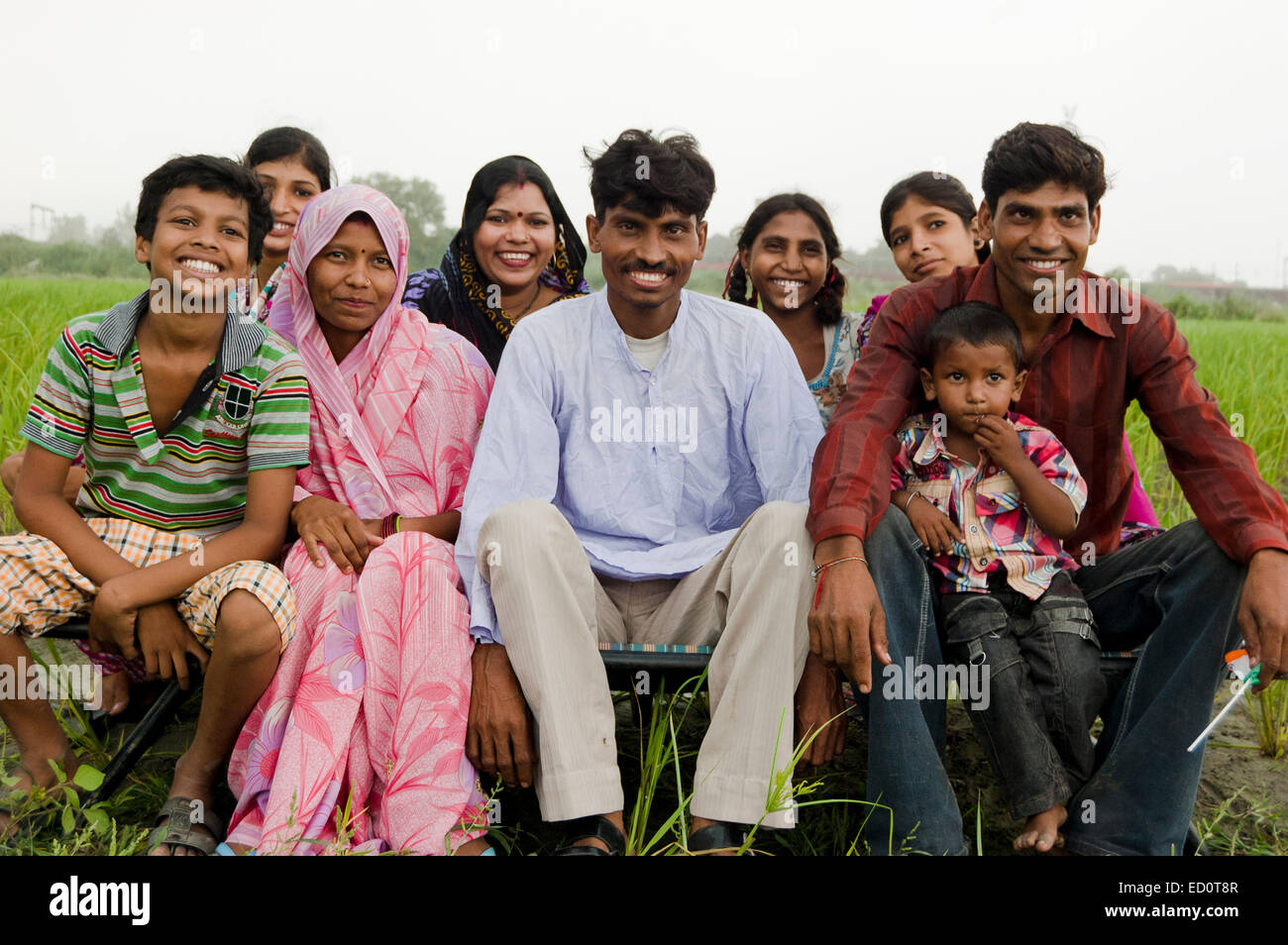 Rurale indiano campo famiglia godetevi Foto Stock