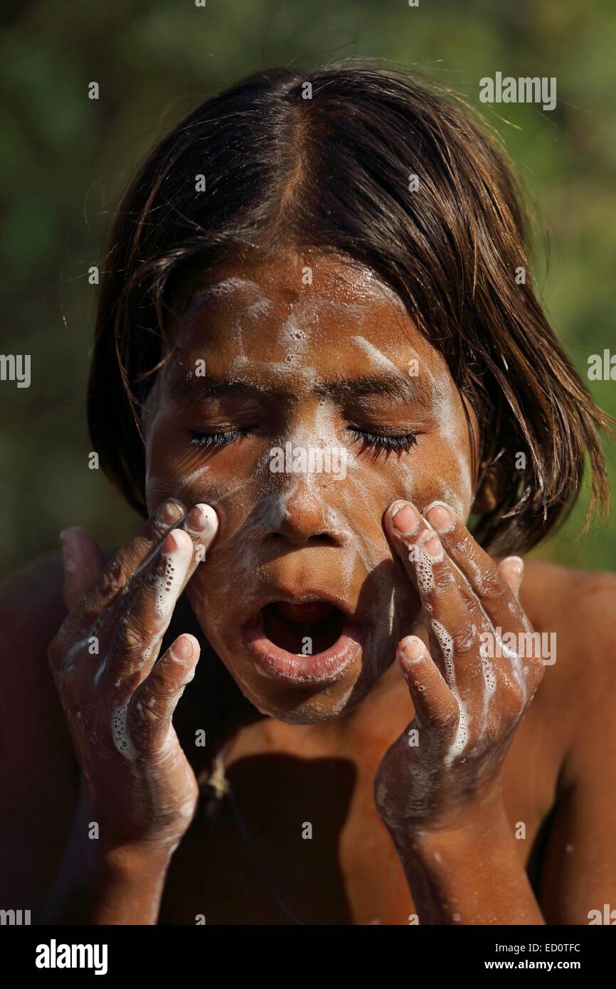 Ragazza indiana lavando la faccia con il sapone India Foto Stock