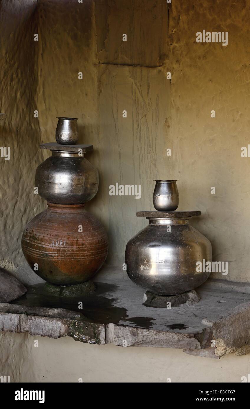 Raccolte di acqua piovana mantenuta in pentole di creta India Foto Stock