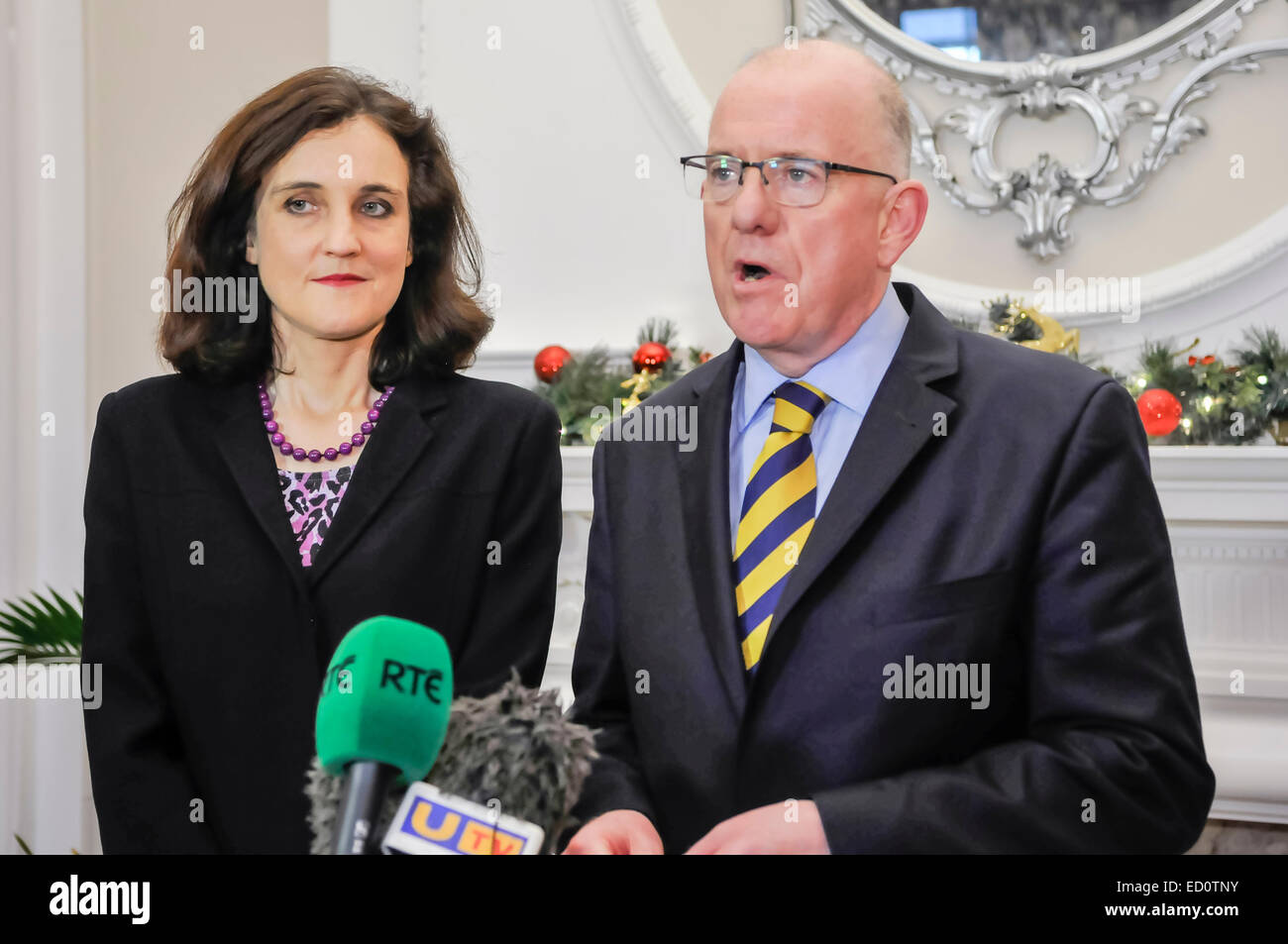 Belfast, Irlanda del Nord. 23 dic 2014 - Segreteria di Stato per l'Irlanda del Nord, Theresa Villiers e il Ministro irlandese per gli Affari Esteri Charles Flanaghan, che hanno contribuito a raggiungere un accordo tra l'esecutivo dell'Irlanda del Nord le parti e i governi britannico ed irlandese Credito: Stephen Barnes/Alamy Live News Foto Stock