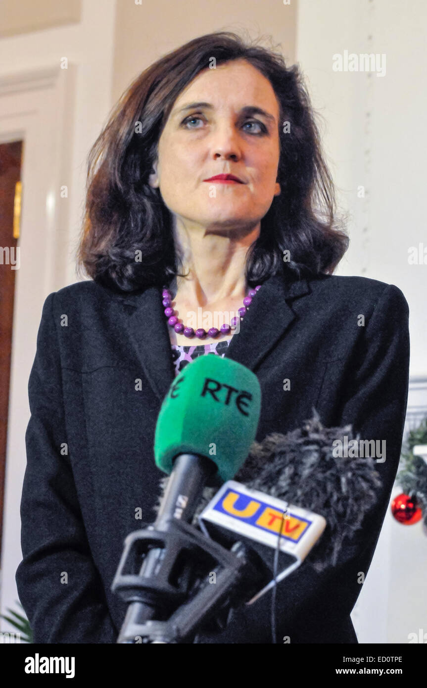 Belfast, Irlanda del Nord. 23 dic 2014 - Segreteria di Stato per l'Irlanda del Nord, Theresa Villiers, che ha presieduto i colloqui tra l'esecutivo dell'Irlanda del Nord le parti e i governi britannico ed irlandese Foto Stock