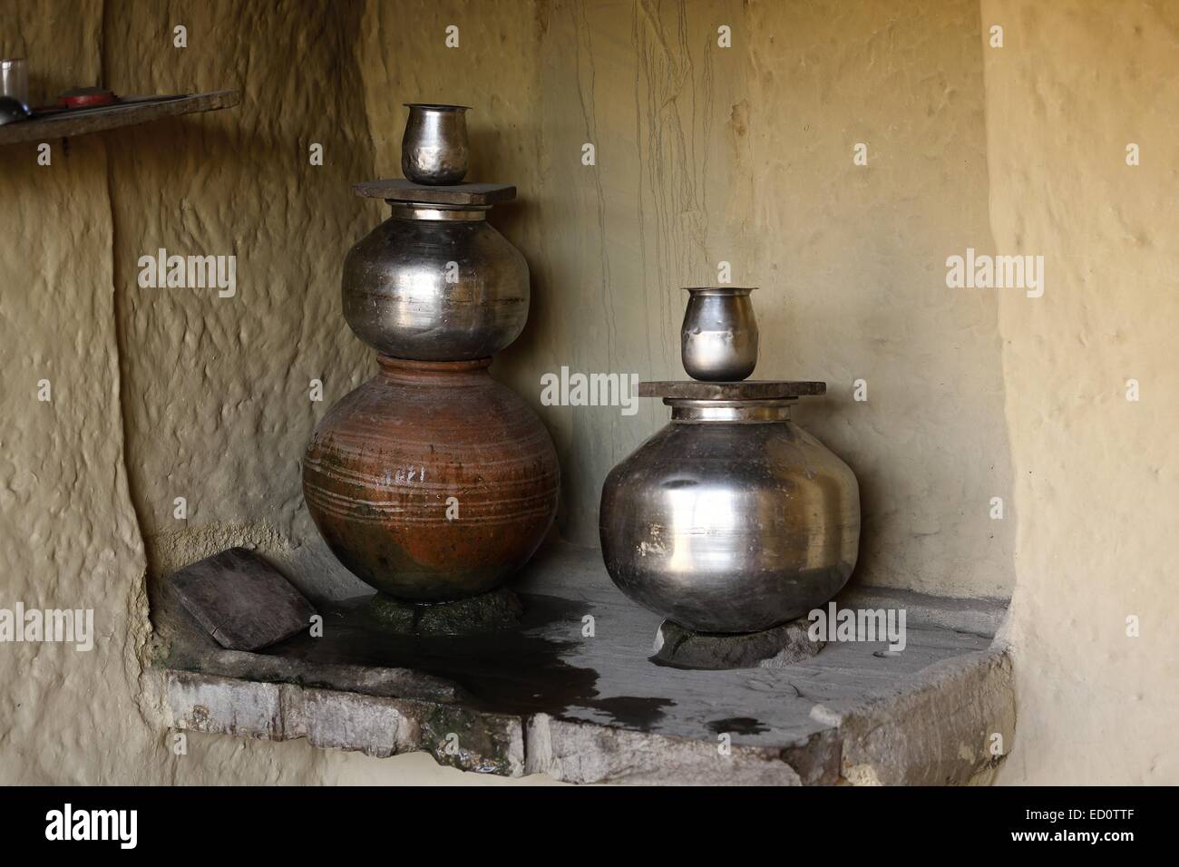 Raccolte di acqua piovana mantenuta in pentole di creta India Foto Stock