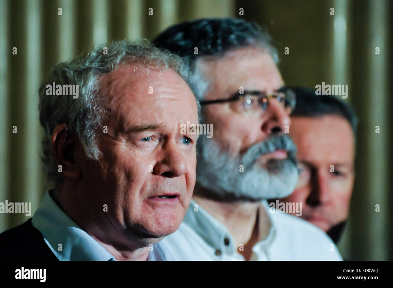 Belfast, Irlanda del Nord. 23 dic 2014 - Il Vice Primo Ministro Martin McGuinness, e presidente del partito Gerry Adams (Sinn Fein) Dare loro reazione all'accordo fatto tra l'esecutivo dell'Irlanda del Nord le parti e i governi britannico ed irlandese Credito: Stephen Barnes/Alamy Live News Foto Stock