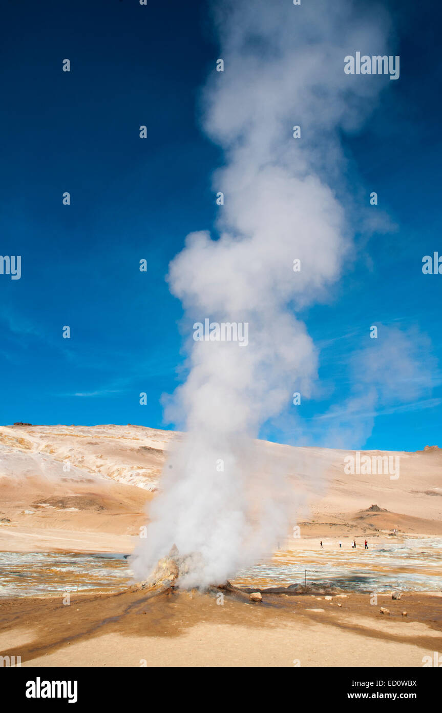 In corrispondenza del bordo della enorme vulcano Krafla con i suoi dieci chilometri vasta caldera il vapore e i gas vulcanici sono streaming nell'aria. Foto Stock