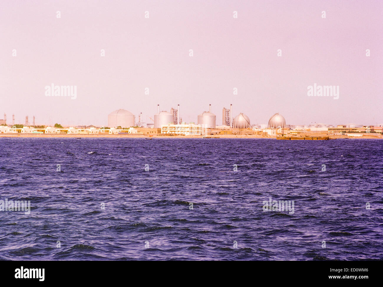 Kuwait Novembre 1966. Kuwait Oil Company raffineria, ahmadi. Foto Stock