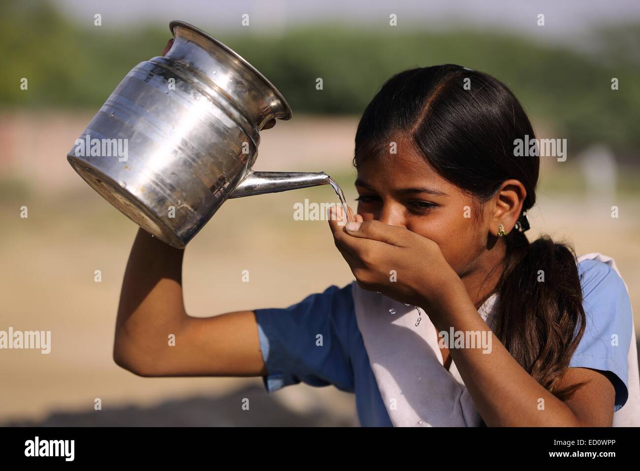 Ragazza indiana acqua potabile India Foto Stock