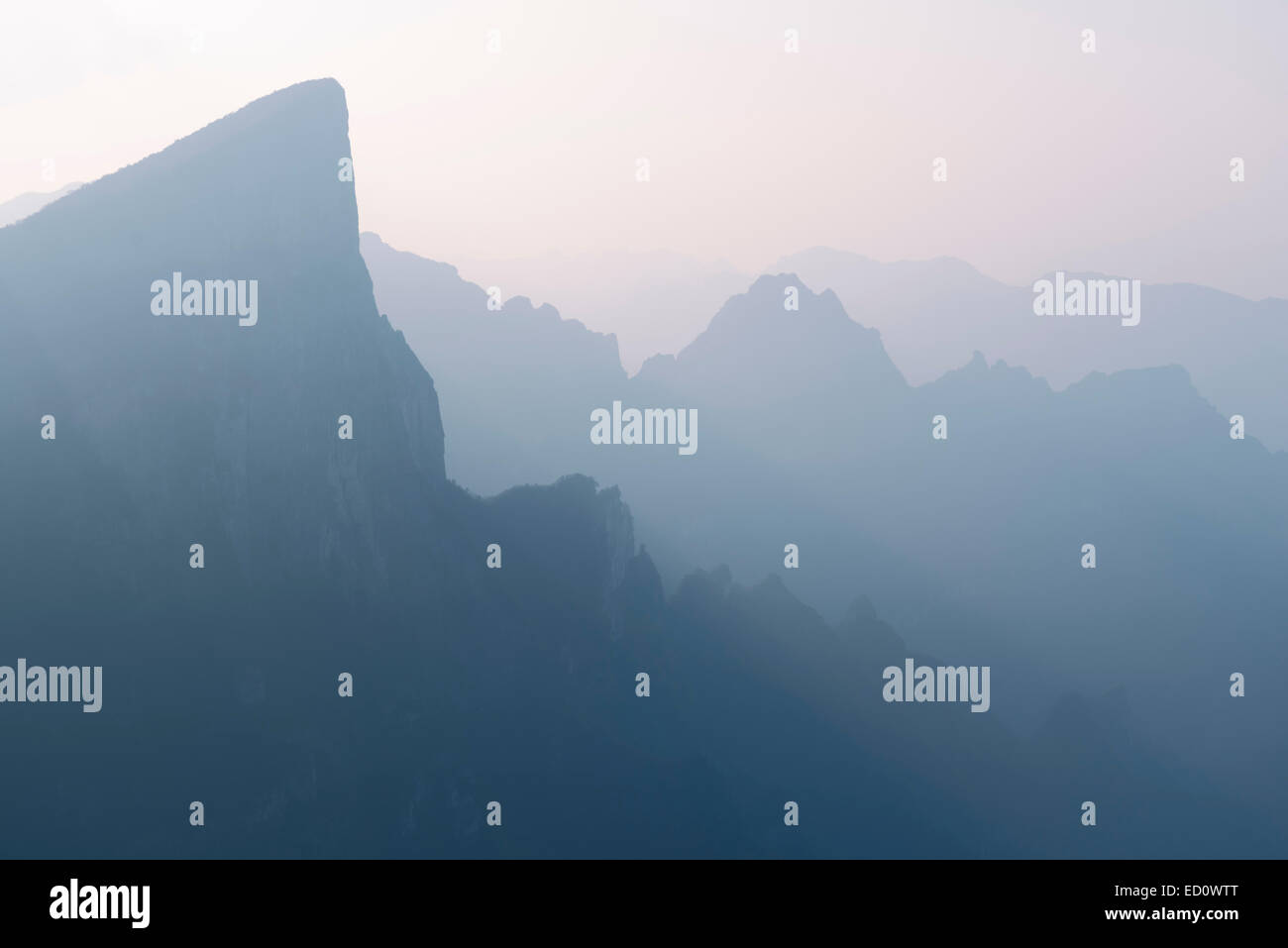 Foggy mountan paesaggio paesaggio Tianmen Mountain National Park, Zhangjiajie, Hunan, Cina Foto Stock