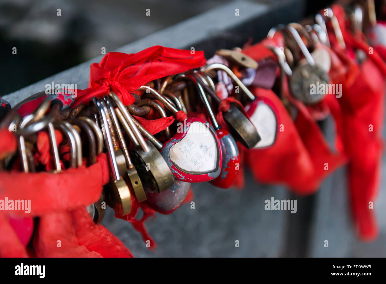 Amore si blocca e nastri rossi in Tianmen Mountain National Park, Zhangjiajie, Hunan, Cina 2014 Foto Stock