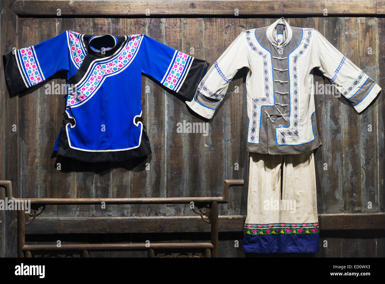 Antica cinese abbigliamento contadino su una parete in corrispondenza di una storia rurale museo in Cina Foto Stock