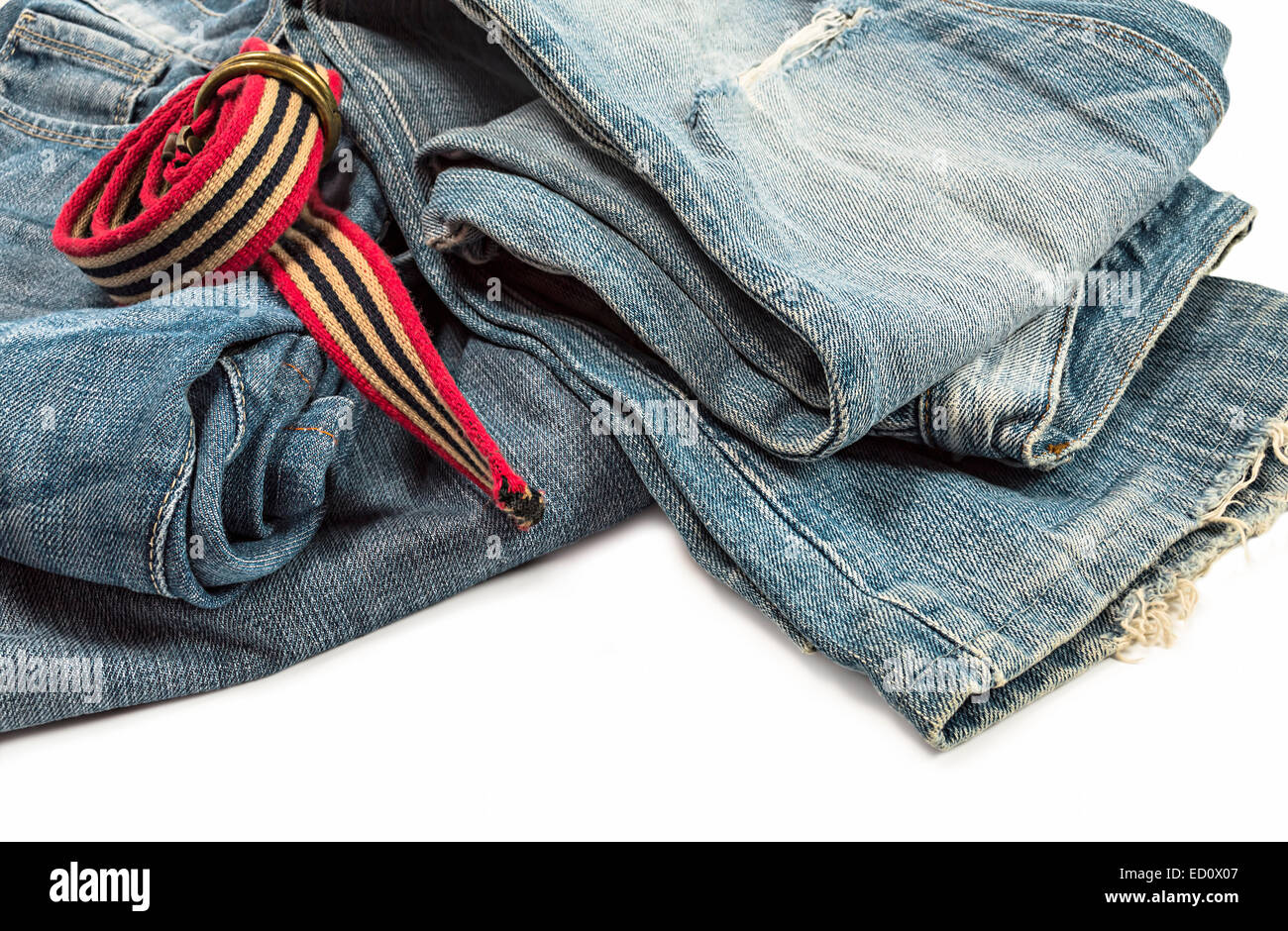 Jeans blu e la cinghia su sfondo bianco. Foto Stock